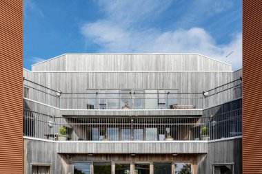 Güzel bir ev bina ahşap panelinden geometrik fotoğraf. Mavi gökyüzü karşı ayakta