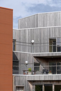 Birkaç katlı ahşap evin duran sakin sakin bir yerde gökte karşı dikey fotoğraf