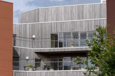 Modern ahşap ev ayakta huzurlu mavi gökyüzü karşı fotoğrafı