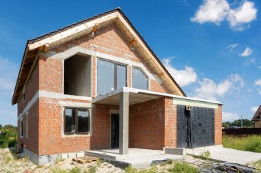 Güzel mavi gökyüzüne karşı şantiyede eksik çimento tuğla bina Fotoğrafı