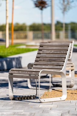 Dikey fotoğraf boş sokak veya kamu Park ahşap sandalye ile bulanık arka planı açık yer