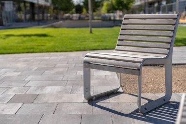 Bulanık arka plan karşı açık duran ahşap sandalyeler ile boş sokak veya kamu park yeri Fotoğraf