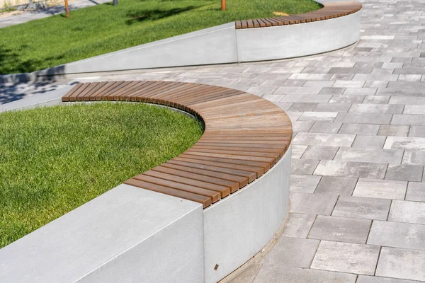 Yüksek açı üstten görünüm ile ahşap tasarım tezgah açık boş sokak fotoğrafı