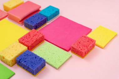 Pastel pembe izole diğer temizlik malzeme ve grup renkli poliüretan bulaşık süngerleri