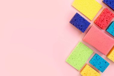 İzole üzerinde pastel pembe arka plan metin için boş alan ile yüksek açı üstten görünüm fotoğrafı renkli sünger