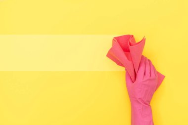 Lastik tarım eldivenler pembe temizlik havlu izole metin için boş yer sarı zemin üzerine onun elinde tutan kadın