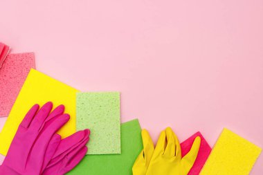 Bazı farklı temizlik nesne üzerinde pastel pembe arka plan metin için boş alan ile izole