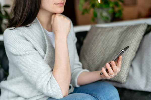 Profiel Zijaanzicht Bijgesneden Foto Van Mooie Aantrekkelijke Onherkenbaar Dame Zit — Stockfoto