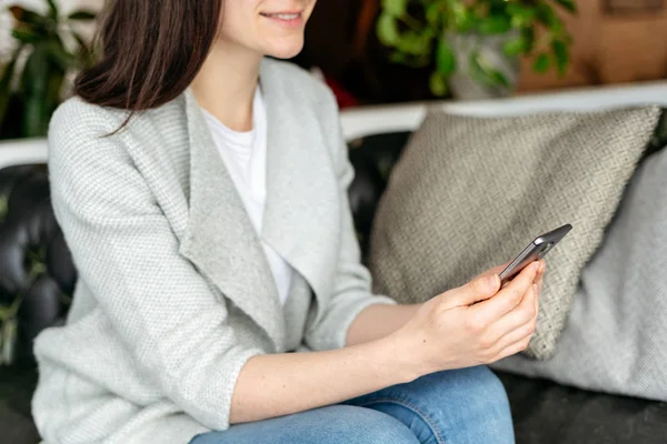 Profiel Zijaanzicht Bijgesneden Foto Van Onherkenbaar Dame Met Draagbare Telefoonapparatuur — Stockfoto