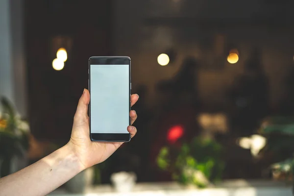 Foto Cerca Recortada Mano Señora Con Equipo Teléfono Portátil Con — Foto de Stock