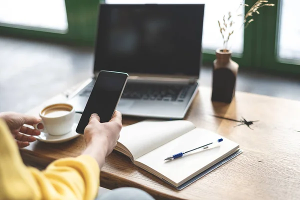 Foto Recortada Señora Persona Con Taza Bebida Equipo Teléfono Portátil — Foto de Stock