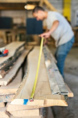 Yüksek kaliteli ahşap kavram. Ölçüm bandı sonu dikey fotoğraf garaj veya çalışma bulanık ben marangoz ya da tamirci arka plan ile ahşap tahta üzerinde sabit