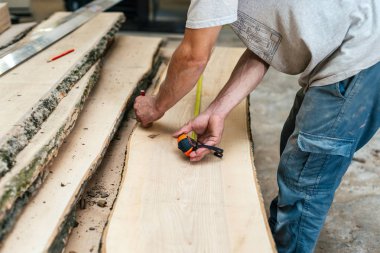 Ahşap kavram tasarlayın. Ben marangoz fotoğraf kırpılmış profil yan görünüm esnaf iş giysisi işareti Elişi ve yönetim kurulu uzunluğu ölçmek