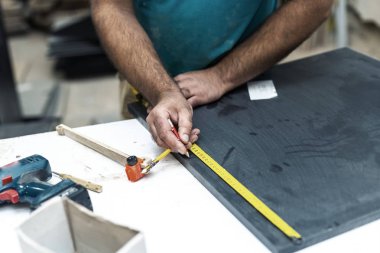 Ahşap kavram tasarlayın. Ben marangoz el ulağı esnaf iş mdf Orta yoğunluk Sunta ile kırpılmış fotoğraf olun mobilya