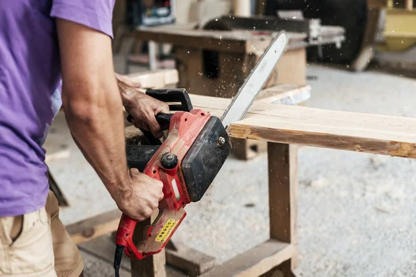 Design Holzkonzept Zugeschnittenes Foto Von Tischler Oder Handwerker Mit Kettensäge — Stockfoto