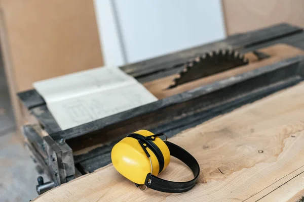 Auriculares Amarillos Parte Superior Tabla Madera Garaje Sala Trabajo Con —  Fotos de Stock