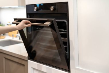 Kadın el açılış kapı beyaz mutfak dolap yeni modern yerleşik fırında