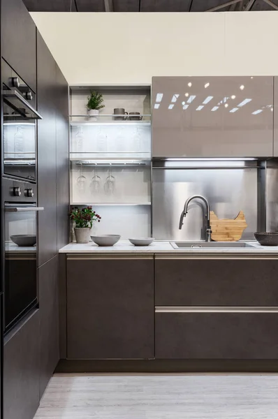 Foto Vertical Hermoso Interior Cocina Con Fachada Brillante Elementos Madera — Foto de Stock