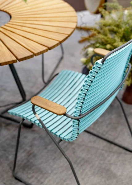 Vertikales Foto Eines Blauen Gartenstuhls Der Draußen Neben Einem Eleganten — Stockfoto