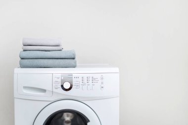 Çamaşırhane odası iç duvarının yakınında çamaşır makinesi ile