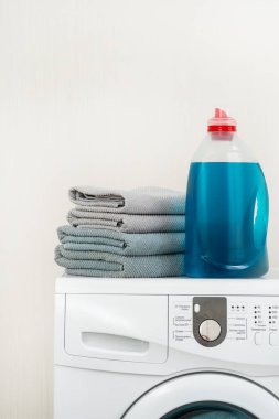 Çamaşırhane odası iç duvarının yakınında çamaşır makinesi ile