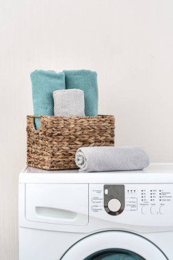 Çamaşırhane odası iç duvarının yakınında çamaşır makinesi ile