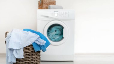 Çamaşırhane odası iç duvarının yakınında çamaşır makinesi ile