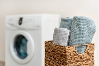 Çamaşırhane odası iç duvarının yakınında çamaşır makinesi ile