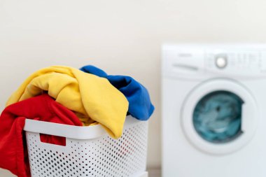 Çamaşırhane odası iç duvarının yakınında çamaşır makinesi ile