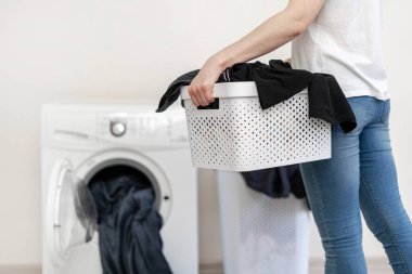 Çamaşırhane odası iç duvarının yakınında çamaşır makinesi ile
