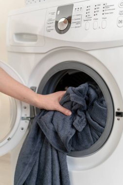 Çamaşırhane odası iç duvarının yakınında çamaşır makinesi ile
