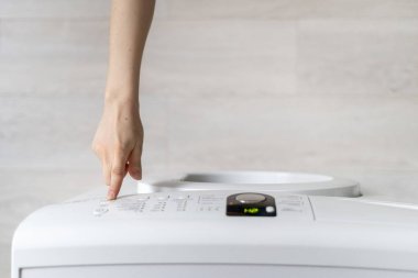 Çamaşırhane odası iç duvarının yakınında çamaşır makinesi ile