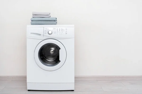Lavanderia interior com máquina de lavar roupa perto da parede — Fotografia de Stock