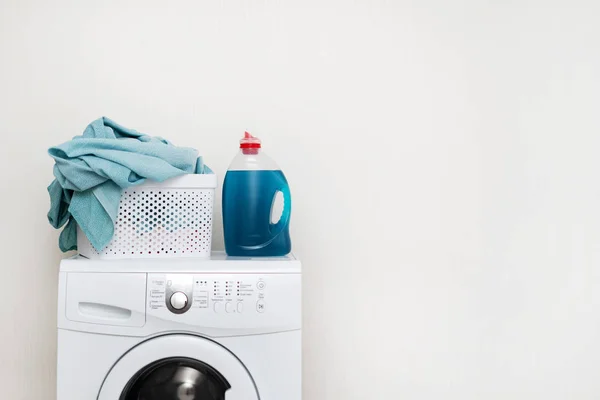 Lavanderia interior com máquina de lavar roupa perto da parede — Fotografia de Stock