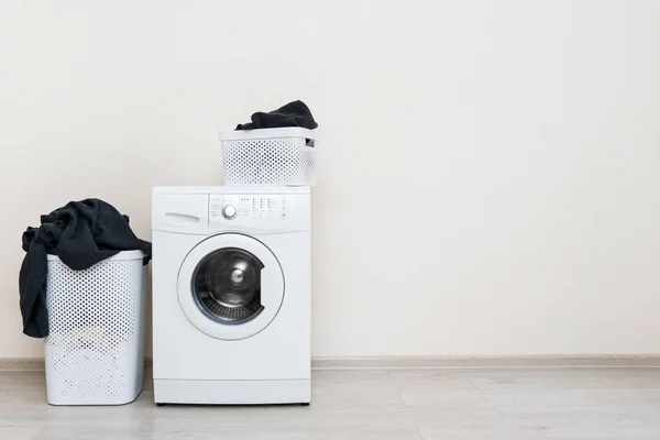 Interior ruang cuci dengan mesin cuci di dekat dinding — Stok Foto