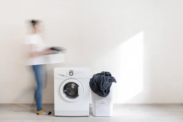 Lavanderia interior com máquina de lavar roupa perto da parede — Fotografia de Stock