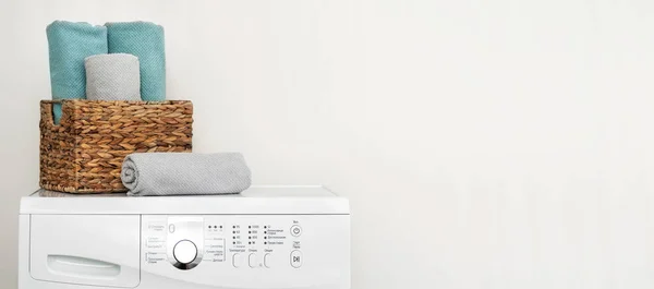 Çamaşırhane odası iç duvarının yakınında çamaşır makinesi ile — Stok fotoğraf