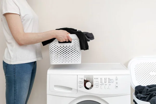 Buanderie intérieure avec lave-linge près du mur — Photo