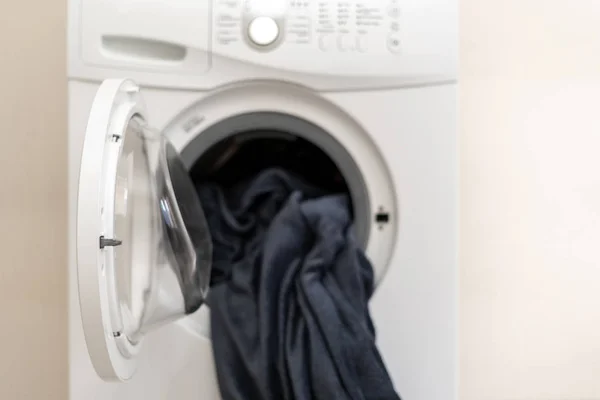 Wasserij kamer interieur met wasmachine in de buurt van de muur — Stockfoto