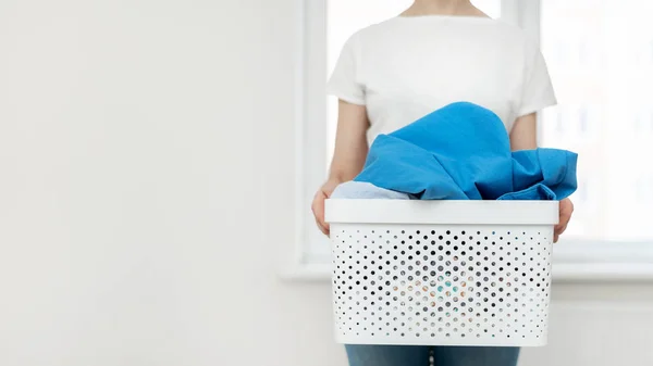 Interior da lavanderia com cesta de roupas — Fotografia de Stock