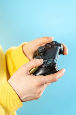 Genç sakin Bayan tutan joystick içinde ona eller