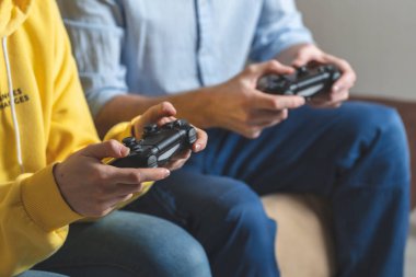 Evde video oyunları oynarken iki kişi