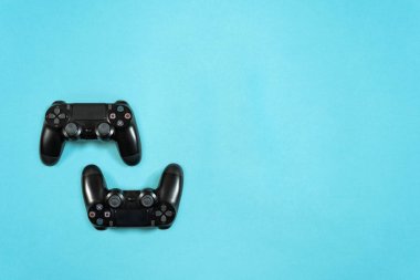 Renkli arka planda yatan modern siyah gamepad fotoğrafı