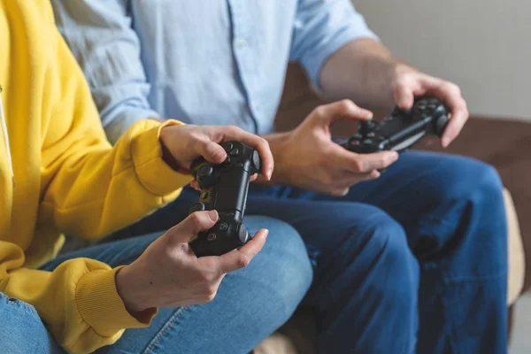 Duas pessoas jogando em jogos de vídeo em casa — Fotografia de Stock