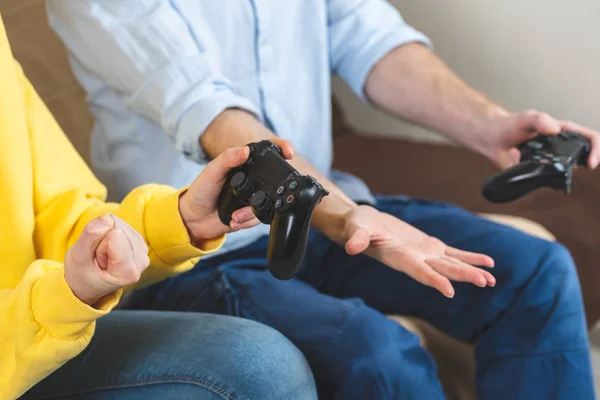 Дві людини грають на відеоіграх вдома — стокове фото