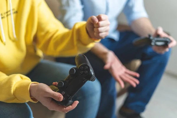 Duas pessoas jogando em jogos de vídeo em casa — Fotografia de Stock