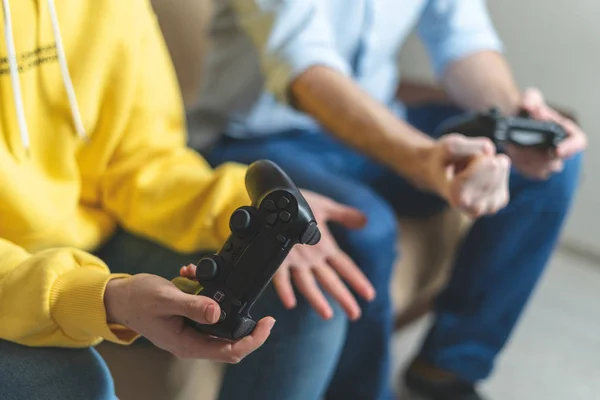 Duas pessoas jogando em jogos de vídeo em casa — Fotografia de Stock