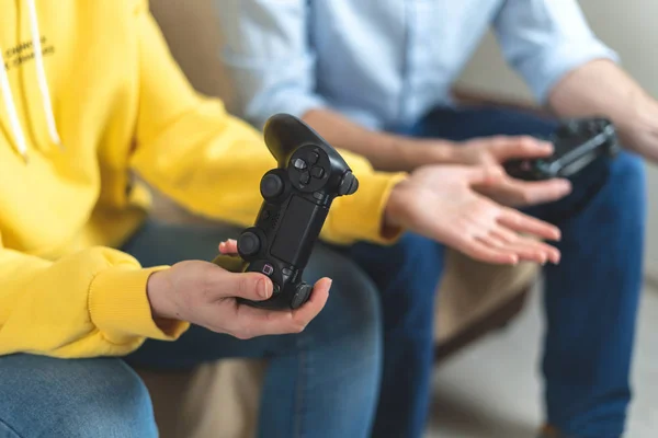 Duas pessoas jogando em jogos de vídeo em casa — Fotografia de Stock