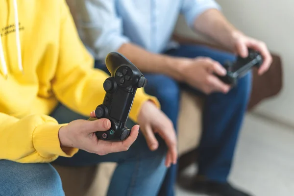 Dos personas jugando a videojuegos en casa — Foto de Stock