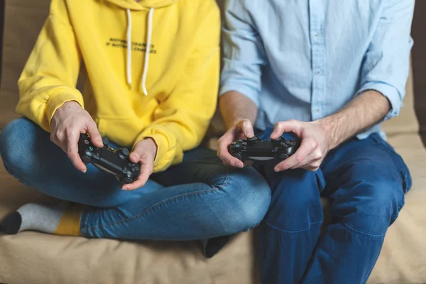 Duas pessoas jogando em jogos de vídeo em casa — Fotografia de Stock